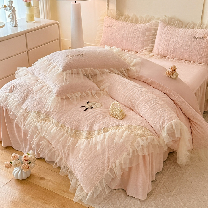 91家纺网 家纺一手货源 找家纺 2025苏米娜360g全消光牛奶绒工艺款蕾丝盘花立体雕花绒牛奶绒四件套刺绣绣花套件  安琪-珍珠粉