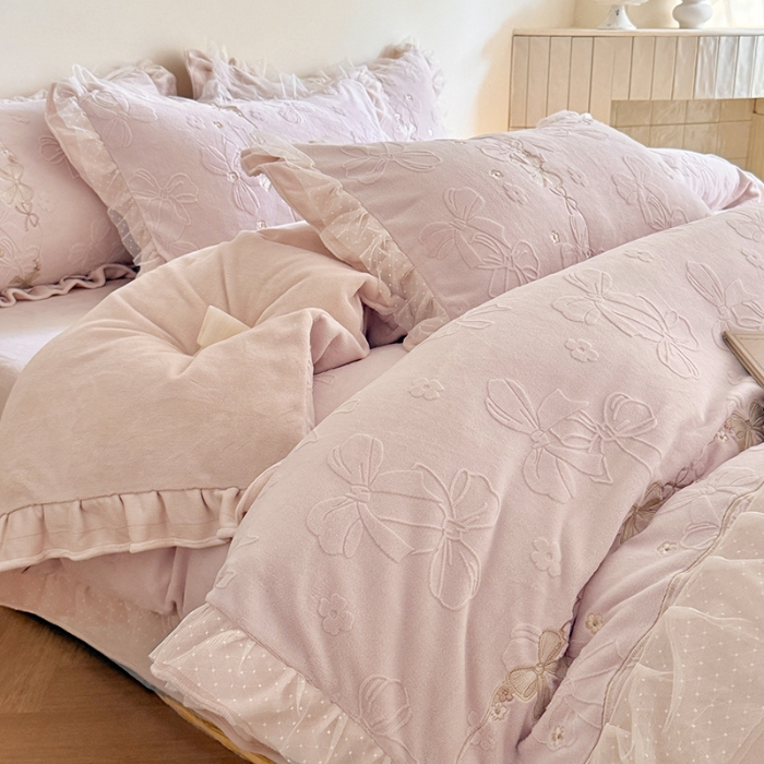 91家纺网 家纺一手货源 找家纺 （总）雅高家居 2025新款精致刺绣双层蕾丝花边公主风高克重全消光韩版加厚牛奶绒四件套