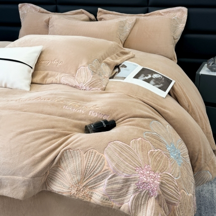 91家纺网 家纺一手货源 找家纺 （总）2025新款全消光牛奶绒线条花刺绣+宽边四件套-绮丽