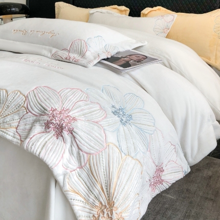 91家纺网 家纺一手货源 找家纺 （总）2025新款全消光牛奶绒线条花刺绣+宽边四件套-绮丽