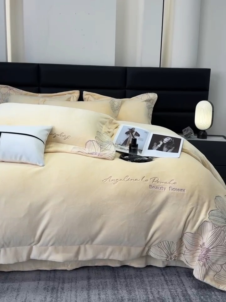 91家纺网 家纺一手货源 找家纺 （总）2025新款全消光牛奶绒线条花刺绣+宽边四件套-绮丽