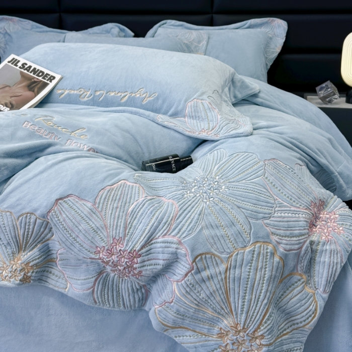 91家纺网 家纺一手货源 找家纺 （总）2025新款全消光牛奶绒线条花刺绣+宽边四件套-绮丽