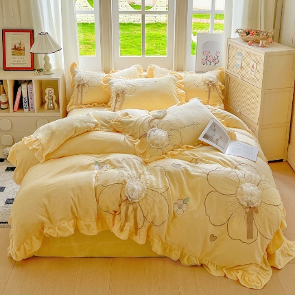 91家纺网 家纺一手货源 找家纺 （总）【苏东来】2025高端韩版花边纯色甜美公主赫本风立体盘花牛奶绒刺绣花四件套清新少女婴儿法莱兔绒四件套