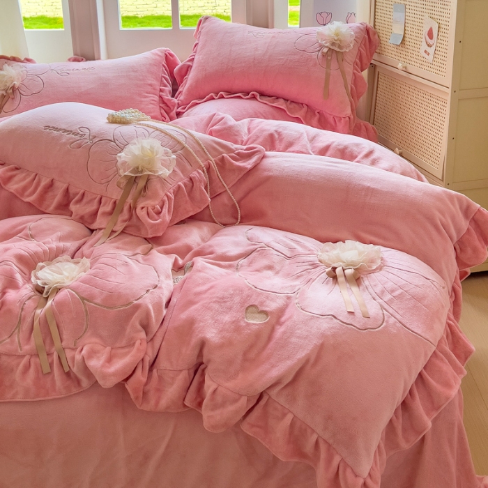 91家纺网 家纺一手货源 找家纺 （总）【苏东来】2025高端韩版花边纯色甜美公主赫本风立体盘花牛奶绒刺绣花四件套清新少女婴儿法莱兔绒四件套