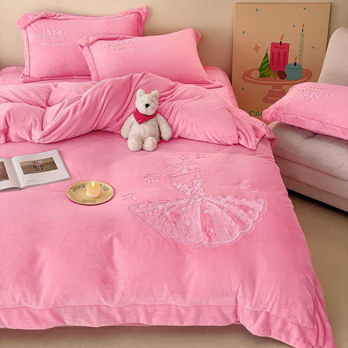 91家纺网 家纺一手货源 找家纺 （总）2025年新款  240克全消光A类卡通少女心大刺绣牛奶绒四件套-公主请开心