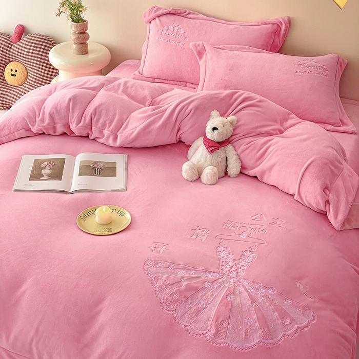 91家纺网 家纺一手货源 找家纺 （总）2025年新款  240克全消光A类卡通少女心大刺绣牛奶绒四件套-公主请开心