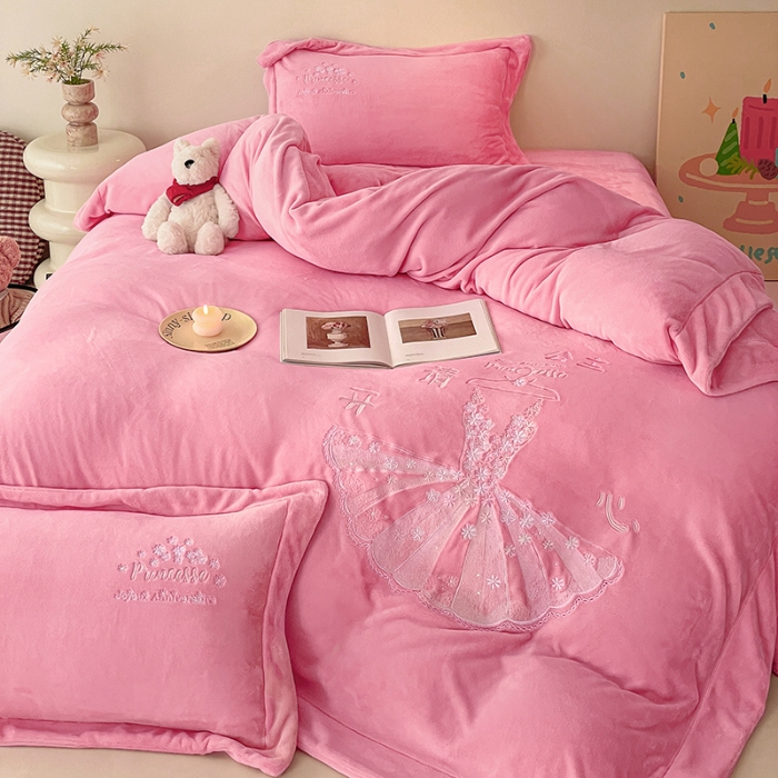 91家纺网 家纺一手货源 找家纺 （总）2025年新款  240克全消光A类卡通少女心大刺绣牛奶绒四件套-公主请开心