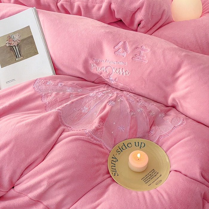 91家纺网 家纺一手货源 找家纺 （总）2025年新款  240克全消光A类卡通少女心大刺绣牛奶绒四件套-公主请开心