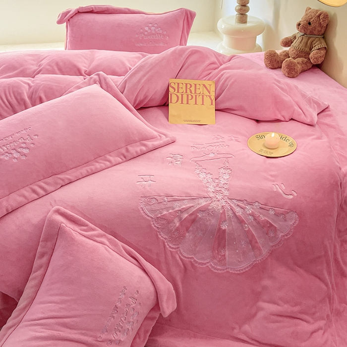 91家纺网 家纺一手货源 找家纺 （总）2025年新款  240克全消光A类卡通少女心大刺绣牛奶绒四件套-公主请开心