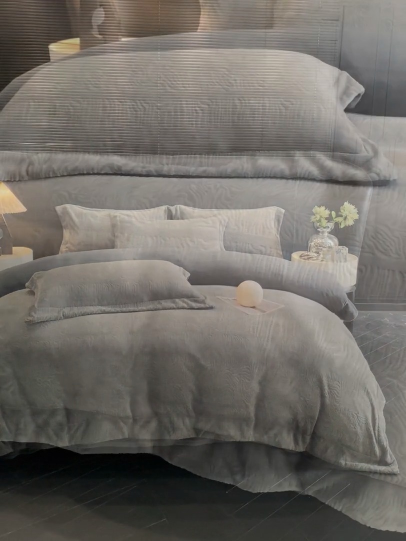 91家纺网 家纺一手货源 找家纺 （总） 专版花型   2025年新款高克重9.2斤全消光A类烂花牛奶绒四件套-雨纱暮歌直播首选