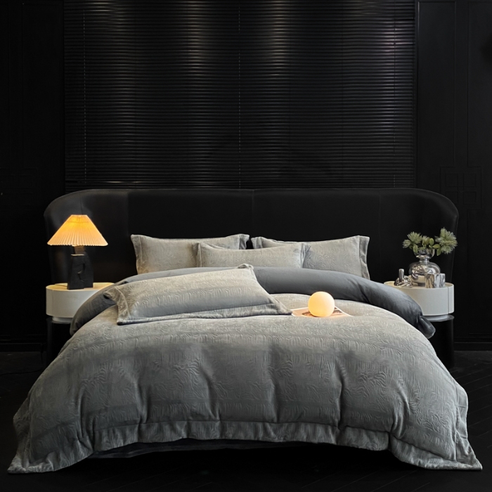 91家纺网 家纺一手货源 找家纺 （总） 专版花型   2025年新款高克重9.2斤全消光A类烂花牛奶绒四件套-雨纱暮歌直播首选