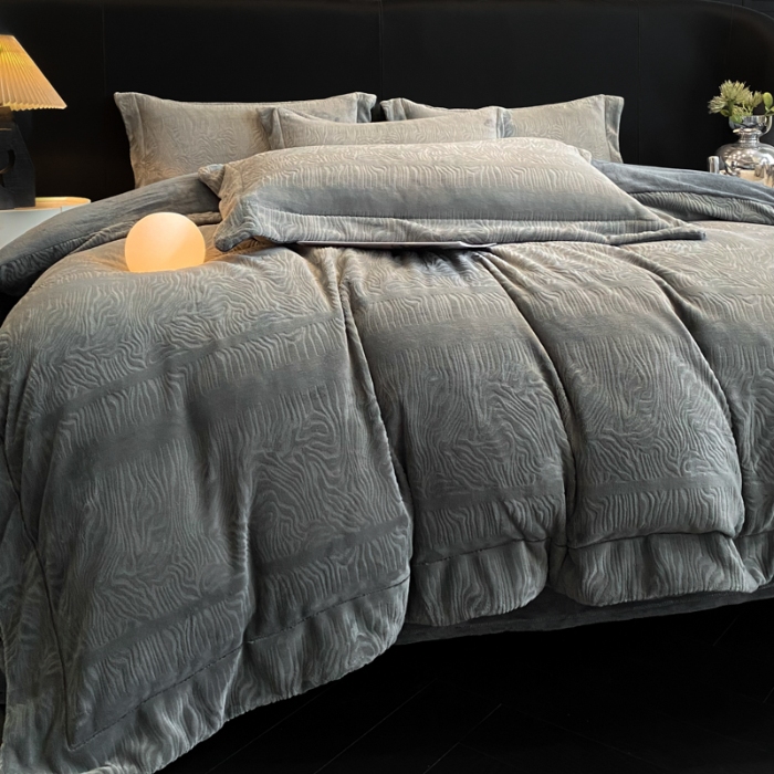 91家纺网 家纺一手货源 找家纺 （总） 专版花型   2025年新款高克重9.2斤全消光A类烂花牛奶绒四件套-雨纱暮歌直播首选