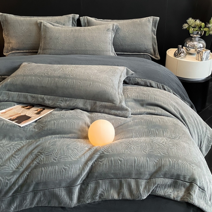 91家纺网 家纺一手货源 找家纺 （总） 专版花型   2025年新款高克重9.2斤全消光A类烂花牛奶绒四件套-雨纱暮歌直播首选