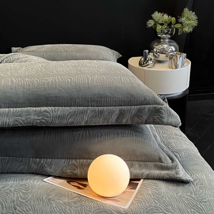 91家纺网 家纺一手货源 找家纺 （总） 专版花型   2025年新款高克重9.2斤全消光A类烂花牛奶绒四件套-雨纱暮歌直播首选