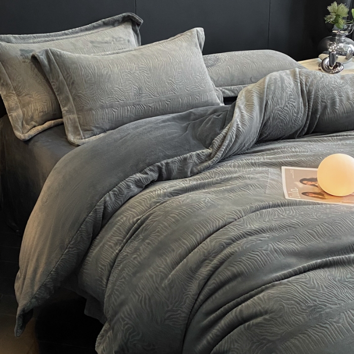 91家纺网 家纺一手货源 找家纺 （总） 专版花型   2025年新款高克重9.2斤全消光A类烂花牛奶绒四件套-雨纱暮歌直播首选