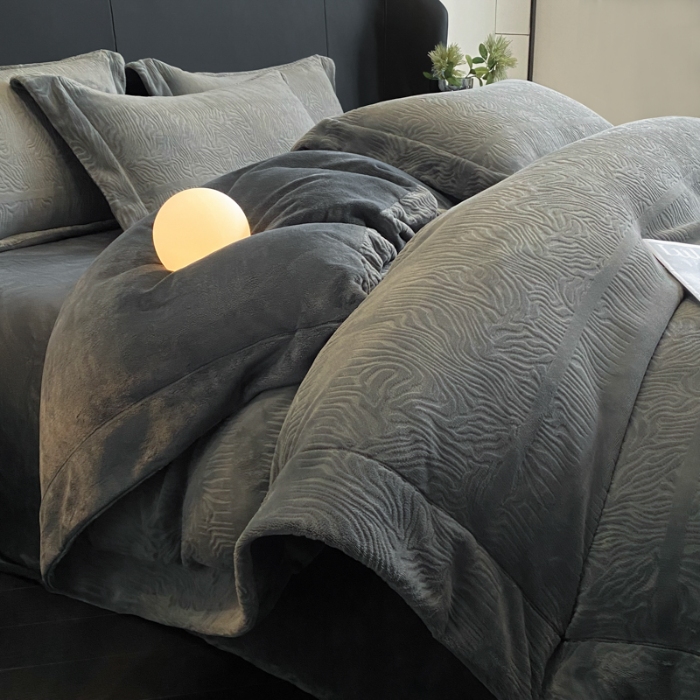 91家纺网 家纺一手货源 找家纺 （总） 专版花型   2025年新款高克重9.2斤全消光A类烂花牛奶绒四件套-雨纱暮歌直播首选