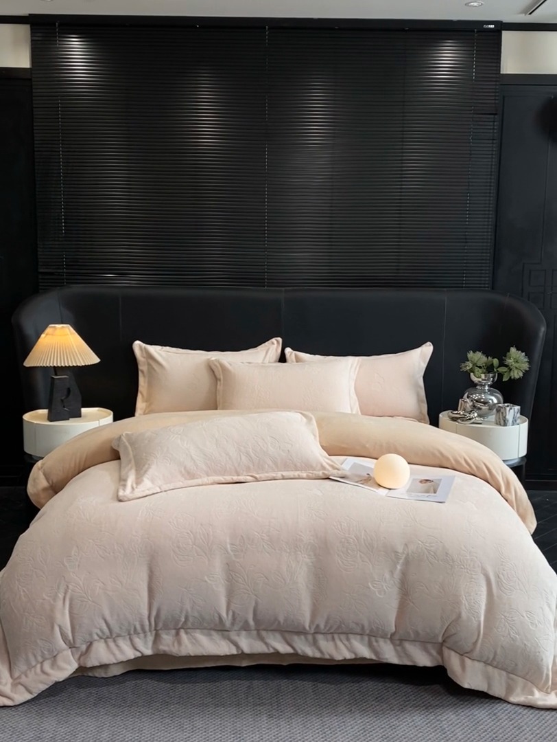 91家纺网 家纺一手货源 找家纺 （总）专版花型  2025年新款高克重 9.2斤全消光A类烂花牛奶绒四件套-蝴蝶戏花