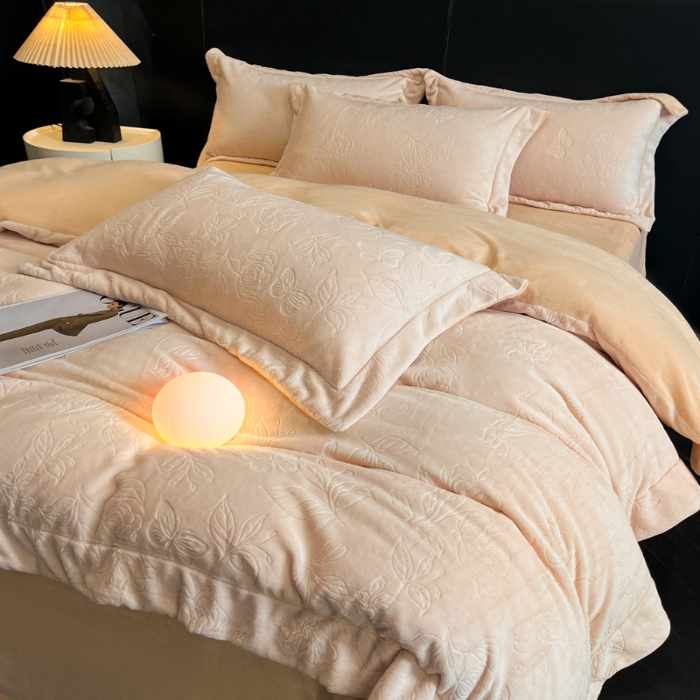 91家纺网 家纺一手货源 找家纺 （总）专版花型  2025年新款高克重 9.2斤全消光A类烂花牛奶绒四件套-蝴蝶戏花