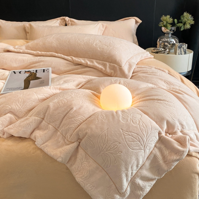 91家纺网 家纺一手货源 找家纺 （总）专版花型  2025年新款高克重 9.2斤全消光A类烂花牛奶绒四件套-蝴蝶戏花