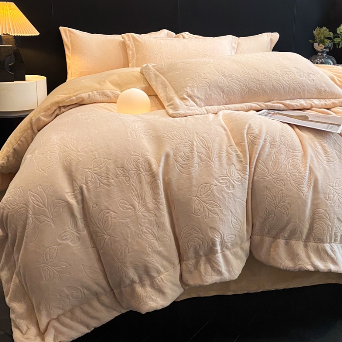 91家纺网 家纺一手货源 找家纺 （总）专版花型  2025年新款高克重 9.2斤全消光A类烂花牛奶绒四件套-蝴蝶戏花