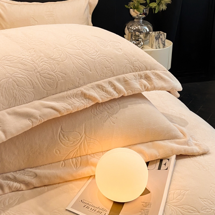 91家纺网 家纺一手货源 找家纺 （总）专版花型  2025年新款高克重 9.2斤全消光A类烂花牛奶绒四件套-蝴蝶戏花