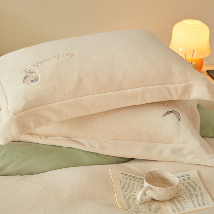 91家纺网 家纺一手货源 找家纺 （总）2025年新款  9.2斤240克全消光A类满屏刺绣牛奶绒四件套-悦动