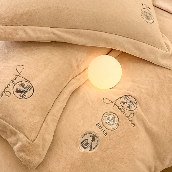 91家纺网 家纺一手货源 找家纺 （总）专版花型  2025年新款9.2斤240克全消光A类大刺绣牛奶绒四件套-伊菲