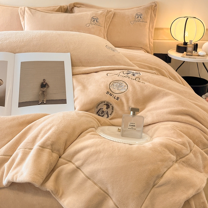 91家纺网 家纺一手货源 找家纺 （总）专版花型  2025年新款9.2斤240克全消光A类大刺绣牛奶绒四件套-伊菲