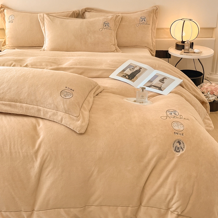 91家纺网 家纺一手货源 找家纺 （总）专版花型  2025年新款9.2斤240克全消光A类大刺绣牛奶绒四件套-伊菲