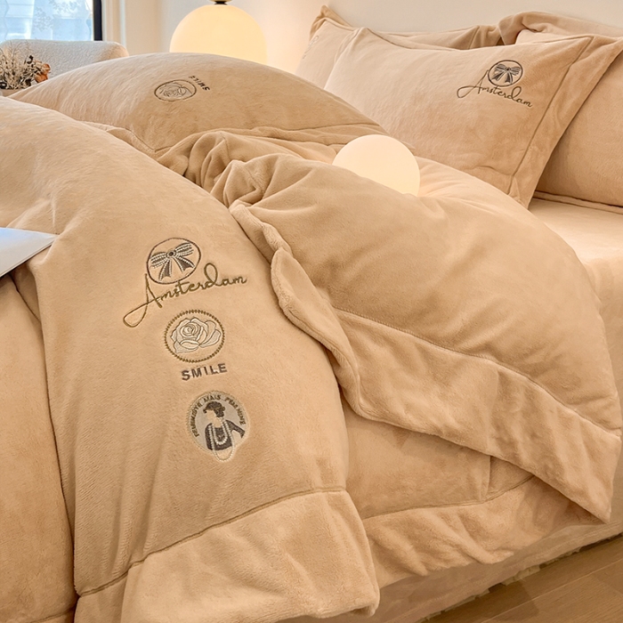 91家纺网 家纺一手货源 找家纺 （总）专版花型  2025年新款9.2斤240克全消光A类大刺绣牛奶绒四件套-伊菲