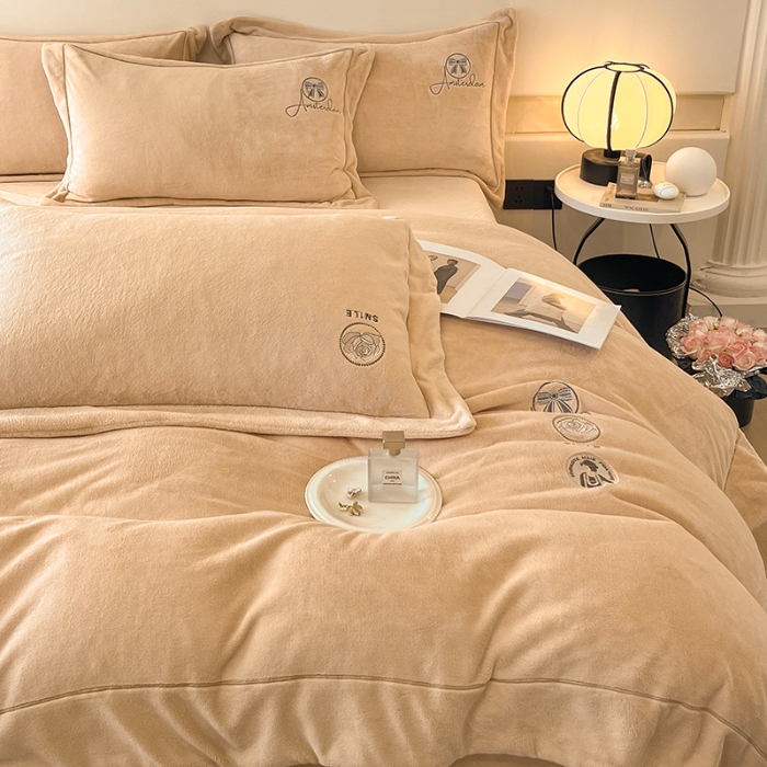 91家纺网 家纺一手货源 找家纺 （总）专版花型  2025年新款9.2斤240克全消光A类大刺绣牛奶绒四件套-伊菲