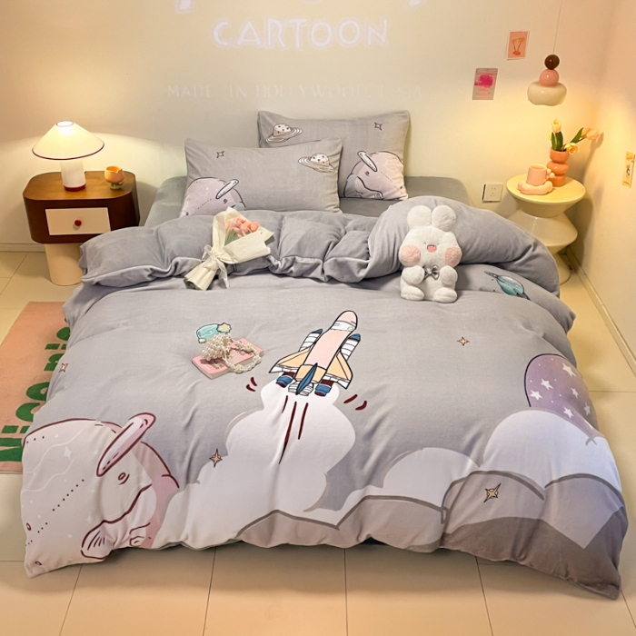 91家纺网 家纺一手货源 找家纺 （总） 2025年新款 专版花型 高克重全消光A类儿童牛奶绒四件套-飞行游 