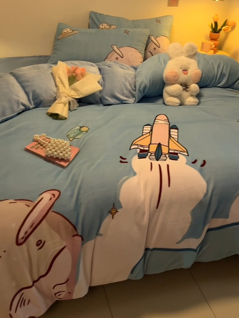 91家纺网 家纺一手货源 找家纺 （总） 2025年新款 专版花型 高克重全消光A类儿童牛奶绒四件套-飞行游 