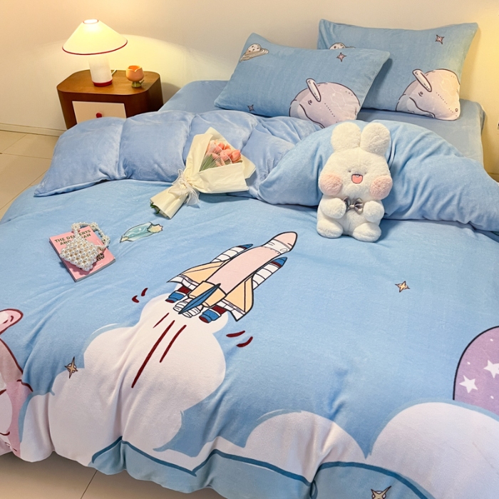 91家纺网 家纺一手货源 找家纺 （总） 2025年新款 专版花型 高克重全消光A类儿童牛奶绒四件套-飞行游 