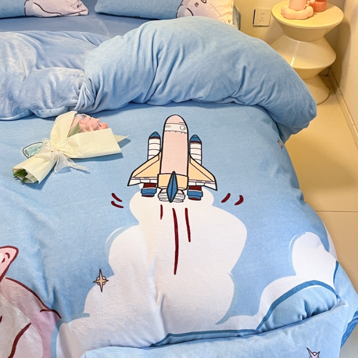 91家纺网 家纺一手货源 找家纺 （总） 2025年新款 专版花型 高克重全消光A类儿童牛奶绒四件套-飞行游 