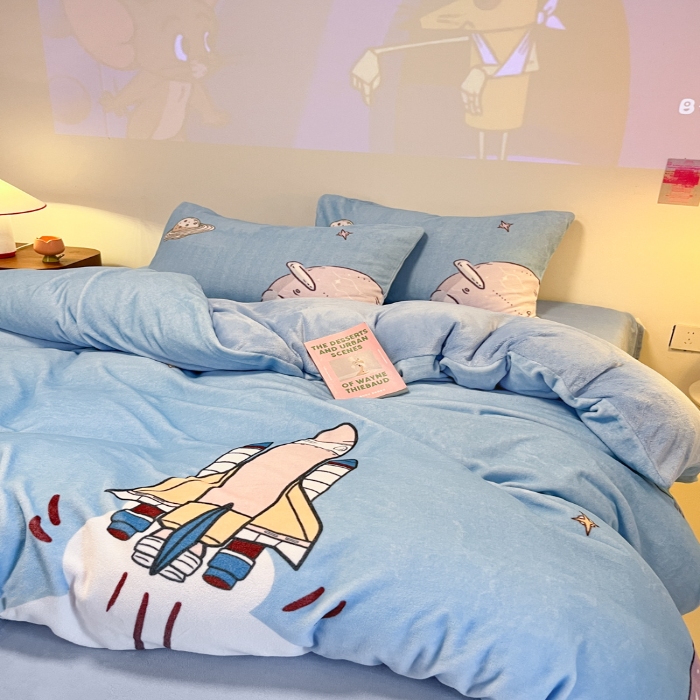 91家纺网 家纺一手货源 找家纺 （总） 2025年新款 专版花型 高克重全消光A类儿童牛奶绒四件套-飞行游 