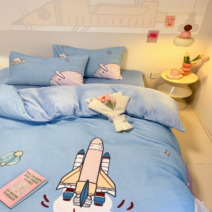 91家纺网 家纺一手货源 找家纺 （总） 2025年新款 专版花型 高克重全消光A类儿童牛奶绒四件套-飞行游 