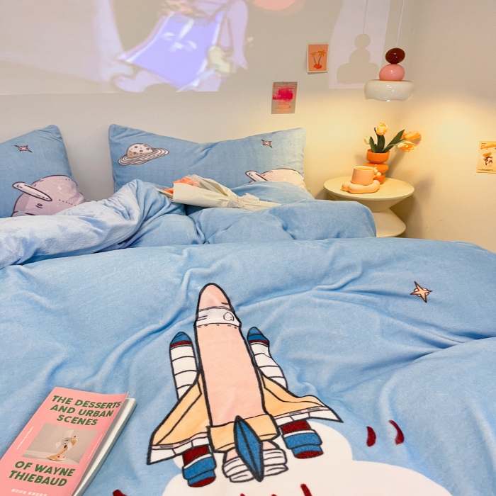 91家纺网 家纺一手货源 找家纺 （总） 2025年新款 专版花型 高克重全消光A类儿童牛奶绒四件套-飞行游 