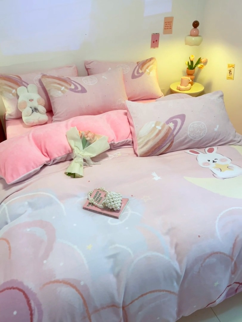 91家纺网 家纺一手货源 找家纺 （总）2025年新款 专版花型 高克重全消光A类儿童牛奶绒四件套-萌萌兔