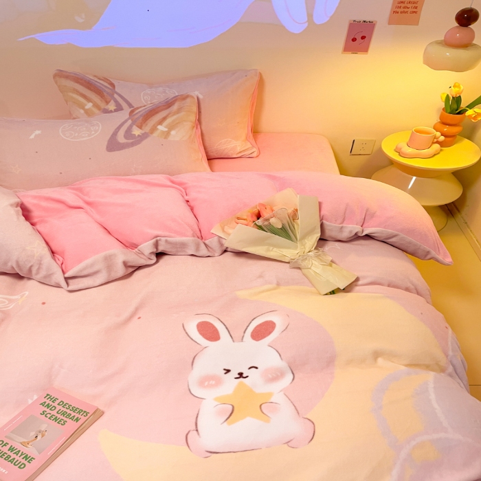 91家纺网 家纺一手货源 找家纺 （总）2025年新款 专版花型 高克重全消光A类儿童牛奶绒四件套-萌萌兔