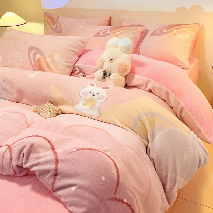 91家纺网 家纺一手货源 找家纺 （总）2025年新款 专版花型 高克重全消光A类儿童牛奶绒四件套-萌萌兔