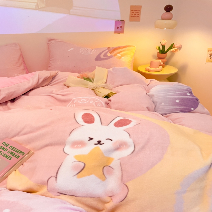 91家纺网 家纺一手货源 找家纺 （总）2025年新款 专版花型 高克重全消光A类儿童牛奶绒四件套-萌萌兔