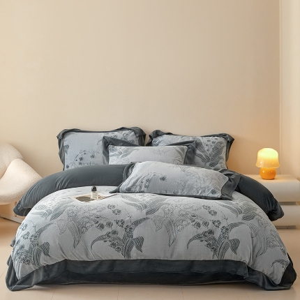 91家纺网 家纺一手货源 找家纺 （总）2025新款高克重9.2斤240克A类全消光印花拼角牛奶绒四件套-铃兰