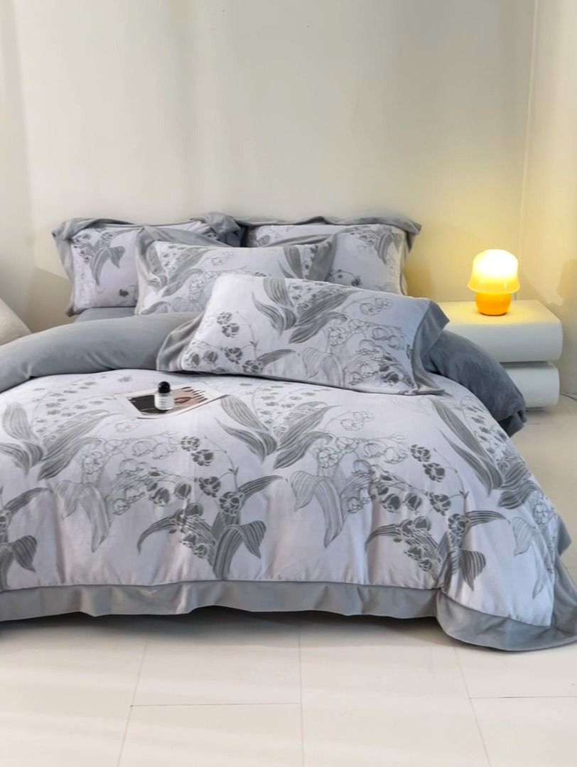 91家纺网 家纺一手货源 找家纺 （总）2025新款高克重9.2斤240克A类全消光印花拼角牛奶绒四件套-铃兰