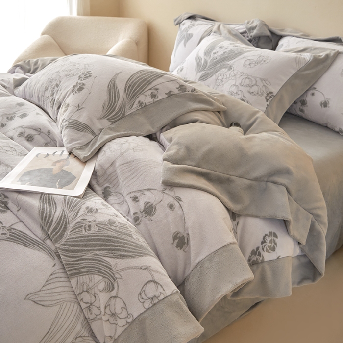 91家纺网 家纺一手货源 找家纺 （总）2025新款高克重9.2斤240克A类全消光印花拼角牛奶绒四件套-铃兰