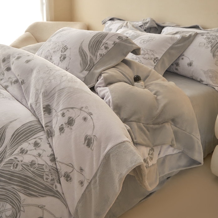 91家纺网 家纺一手货源 找家纺 （总）2025新款高克重9.2斤240克A类全消光印花拼角牛奶绒四件套-铃兰