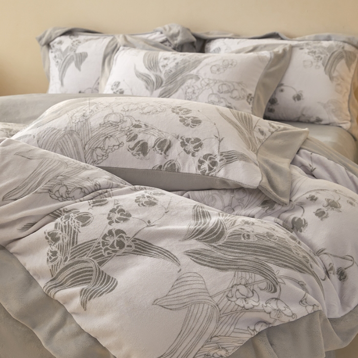 91家纺网 家纺一手货源 找家纺 （总）2025新款高克重9.2斤240克A类全消光印花拼角牛奶绒四件套-铃兰