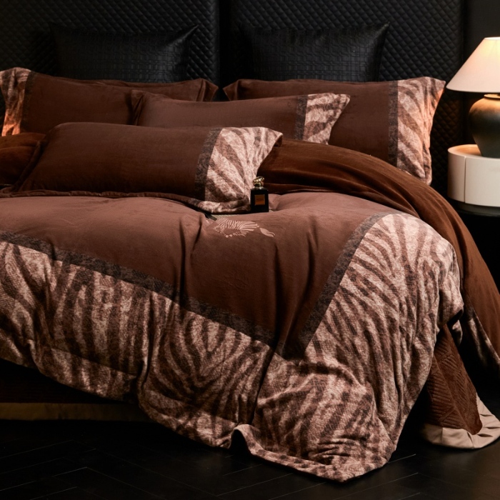 91家纺网 家纺一手货源 找家纺 （总）新方向 2025新款 专版花型 高克重10斤全消光A类数码印花牛奶绒四件套床盖款-卡仑