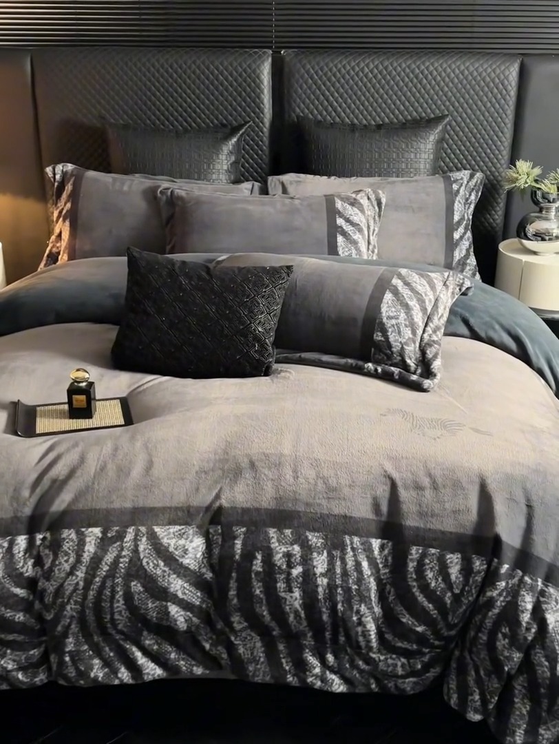 91家纺网 家纺一手货源 找家纺 （总）新方向 2025新款 专版花型 高克重10斤全消光A类数码印花牛奶绒四件套床盖款-卡仑