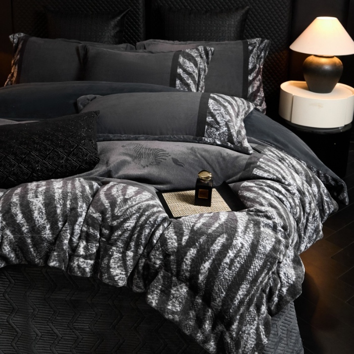 91家纺网 家纺一手货源 找家纺 （总）新方向 2025新款 专版花型 高克重10斤全消光A类数码印花牛奶绒四件套床盖款-卡仑